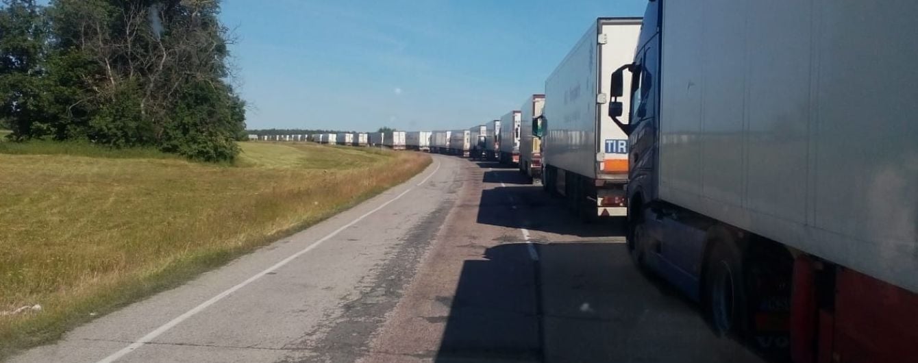 Російські прикордонники блокують проїзд транспорту на кордоні з Україною