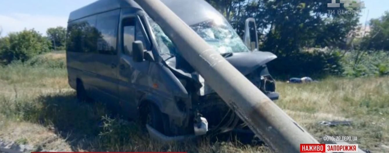 В Запорожье маршрутка насмерть сбила пешехода и снесла столб