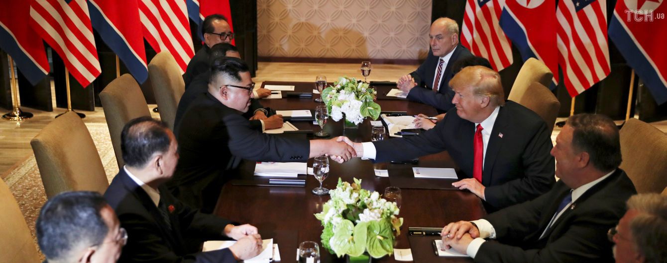 Трамп та Кім Чен Ин поспілкувалися тет-а-тет