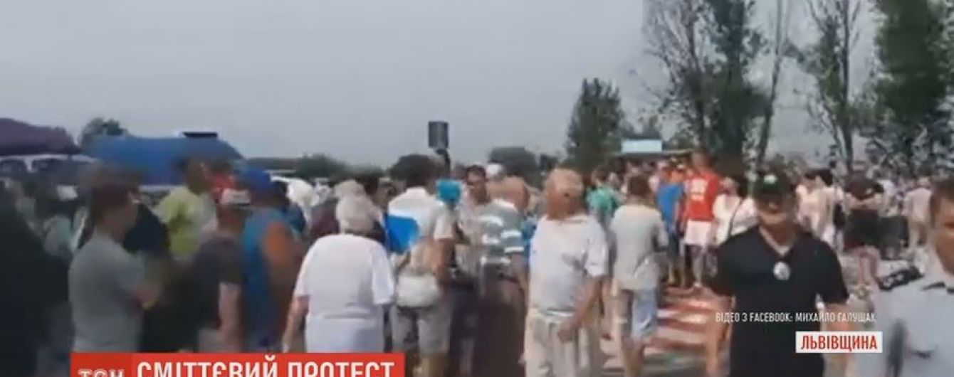 На Львовщине селяне уже второй час держат в осаде международную трассу Киев-Чоп