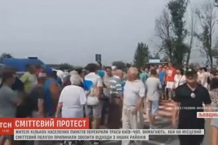 На Львовщине селяне уже второй час держат в осаде международную трассу Киев-Чоп