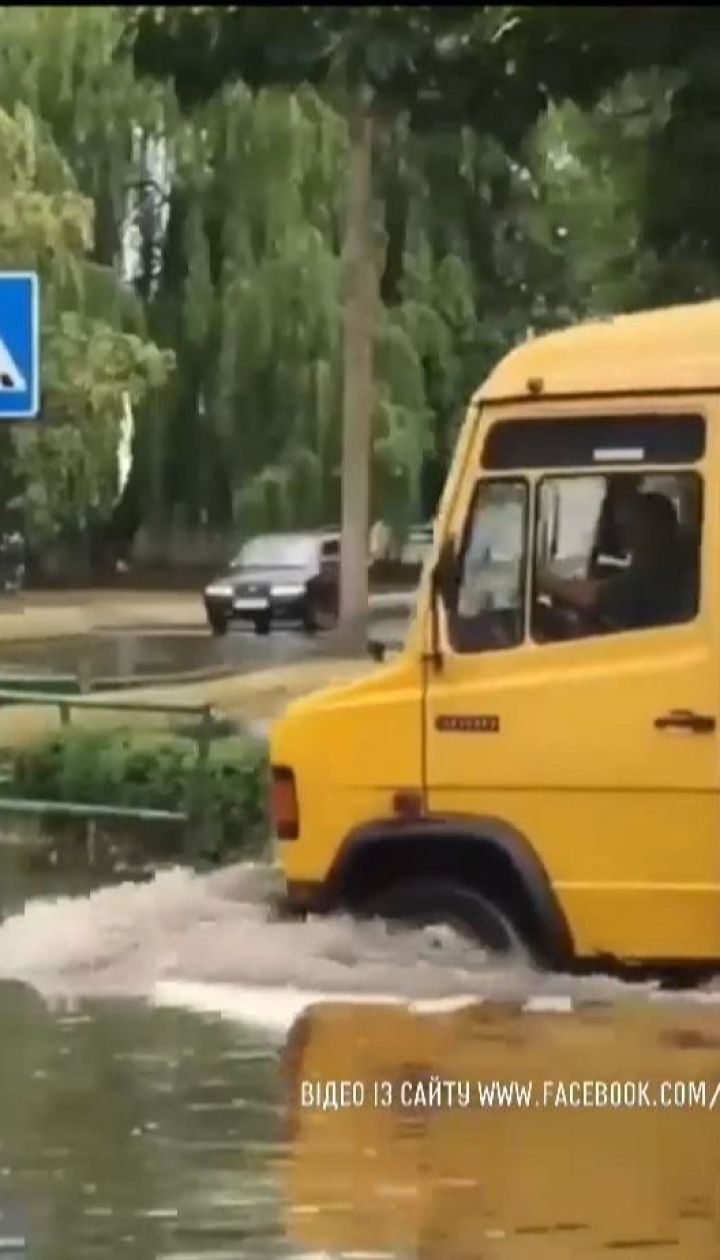 Мощный ливень превратил улицы города Вараш в реки