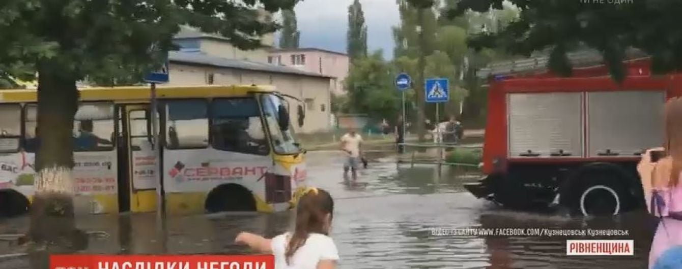 Мощные ливни подтопили города в западных регионах Украины