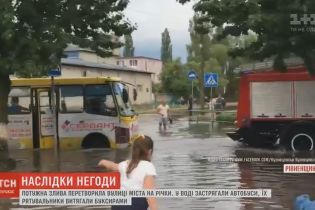 Мощные ливни подтопили города в западных регионах Украины