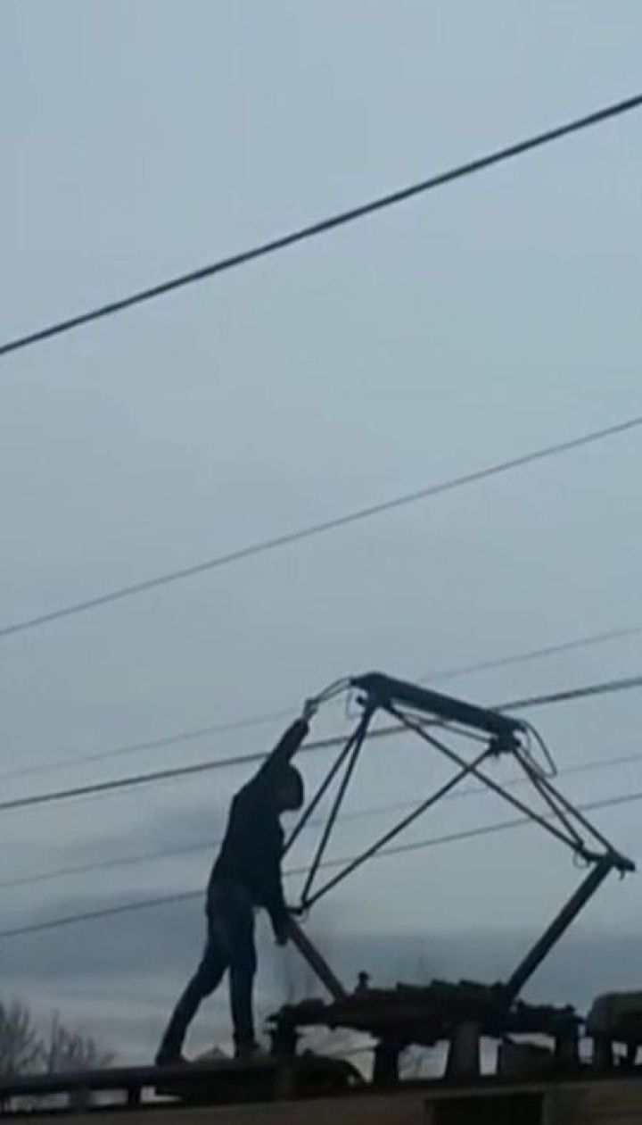 На Дарницькому вокзалі Києва юнака вдарило струмом, коли той катався на даху електрички