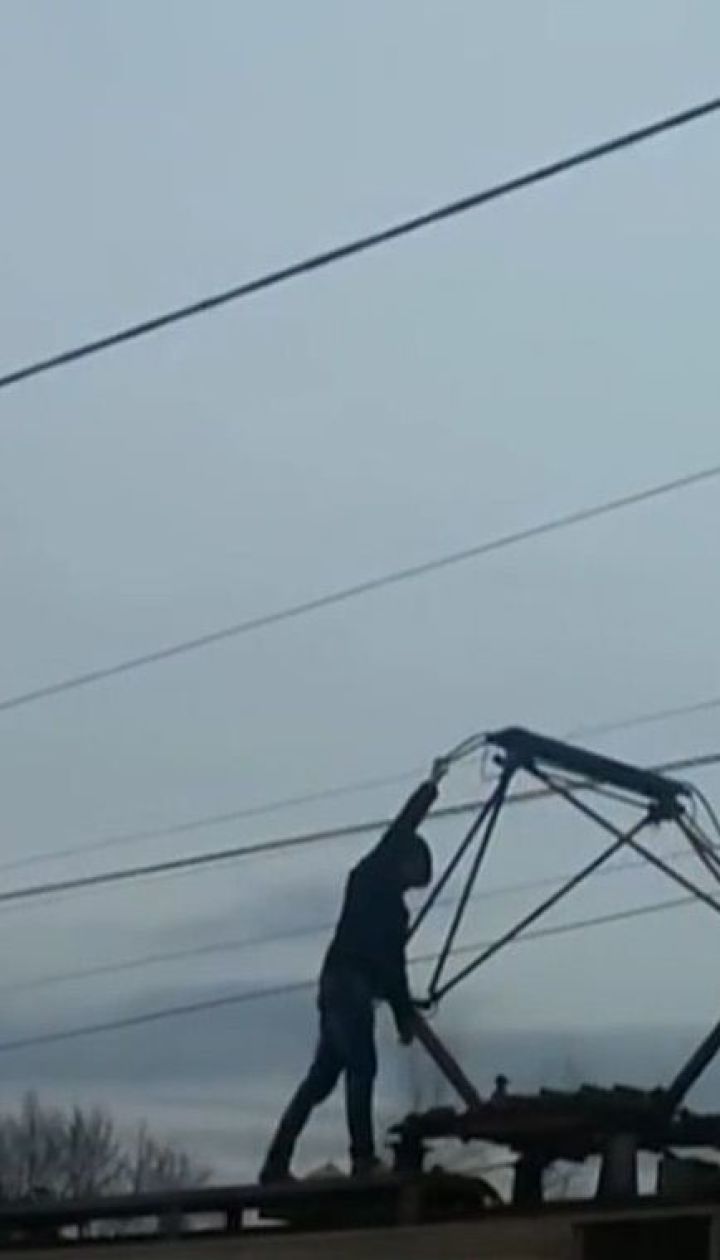 На Дарницком вокзале Киева юношу ударило током, когда он катался на крыше электрички