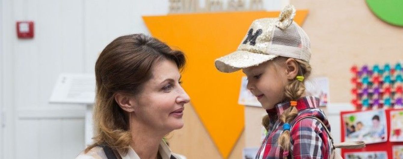 В полосатой рубашке и на шпильках: новый стильный образ Марины Порошенко