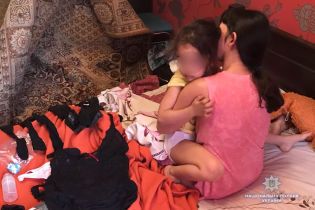 Суд взяв під арешт батьків 4-річної дитини, яку вони використовували для порнороликів