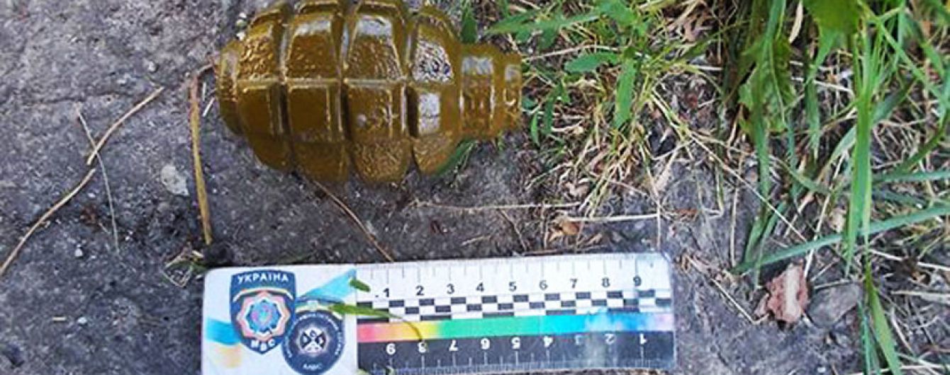 В Сумах полицейские поехали уладить ссору, а обнаружили наркотики и гранаты