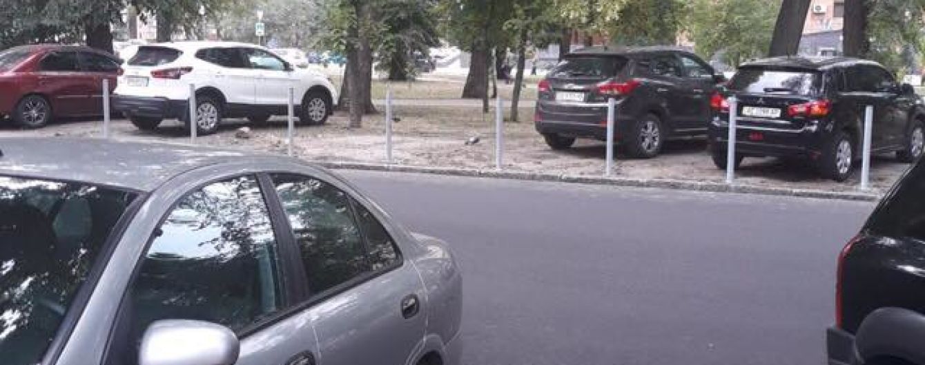 Коммунальщики проучили припарковавшихся на зеленой зоне