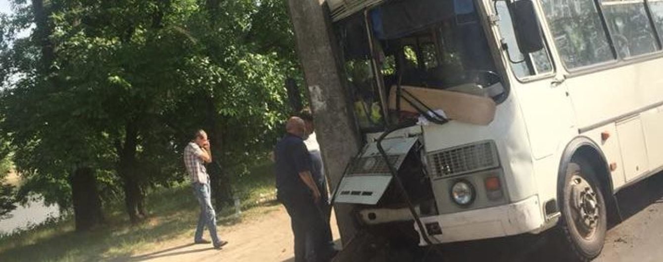 У Чернігові маршрутка в’їхала у стовп, постраждали п’ятеро людей