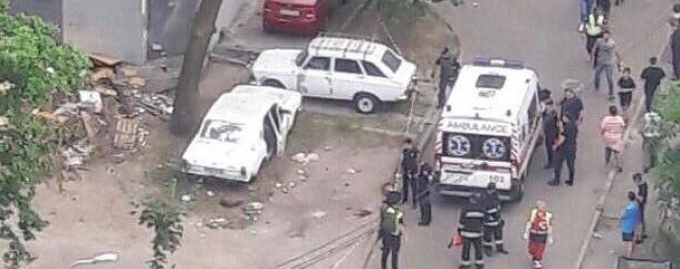 В Киеве взорвалось припаркованное авто, пострадали четверо людей