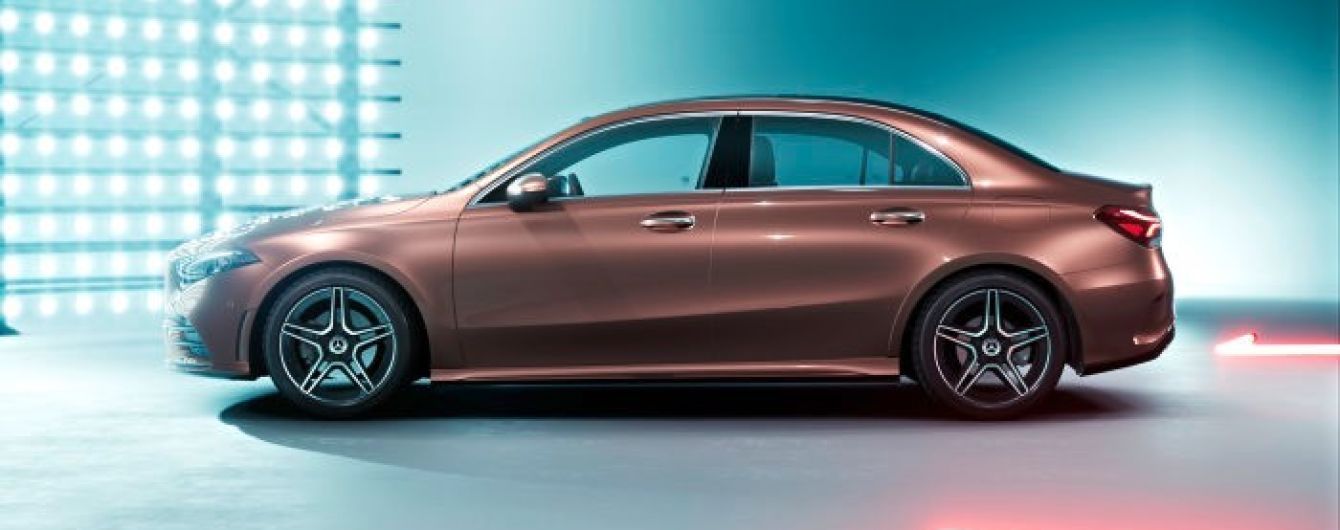 Mercedes-Benz A-Class показался в удлиненном кузове