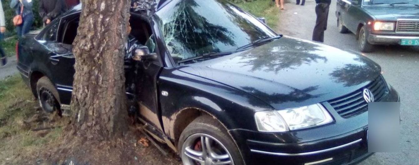 На Рівненщині заповнене дітьми авто влетіло у дерево