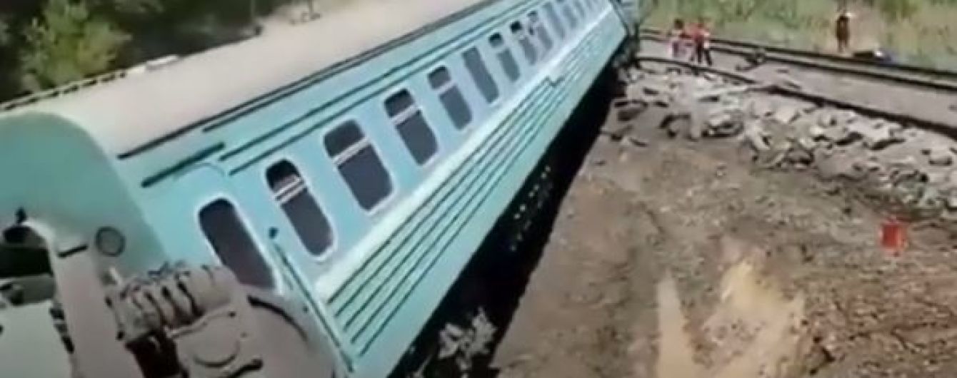 У Казахстані пасажирський поїзд зійшов з колії, загинув підліток