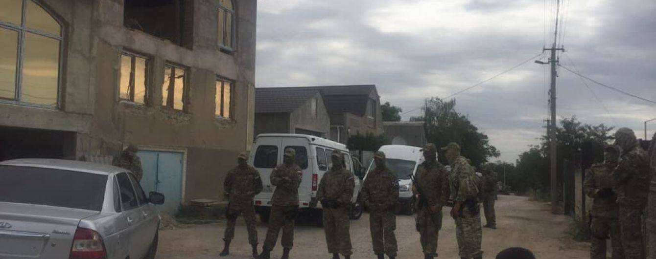 У Криму нові обшуки: окупанти затримали батька разом із донькою
