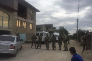 В Крыму новые обыски: оккупанты задержали отца вместе с дочерью