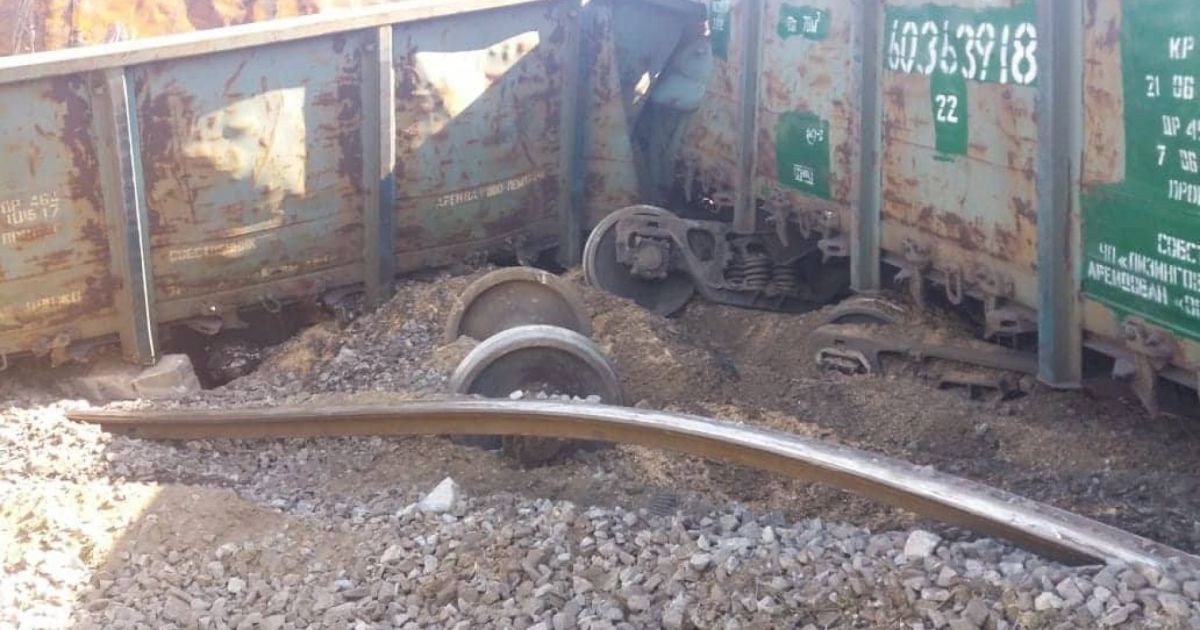 В Днепре железнодорожники заменили разворованную колею, из-за которой сошел поезд
