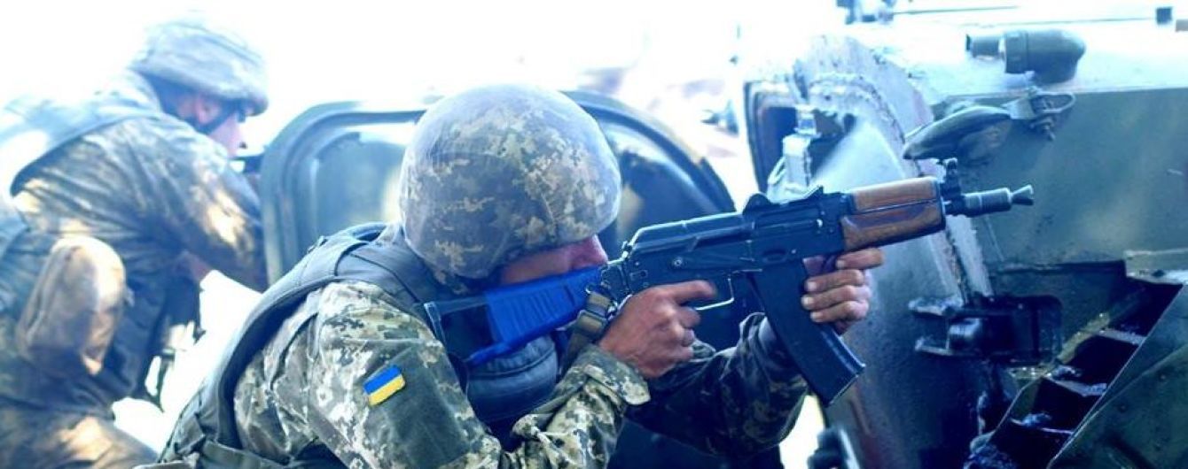 На передовой ранили украинского бойца. Ситуация на Донбассе
