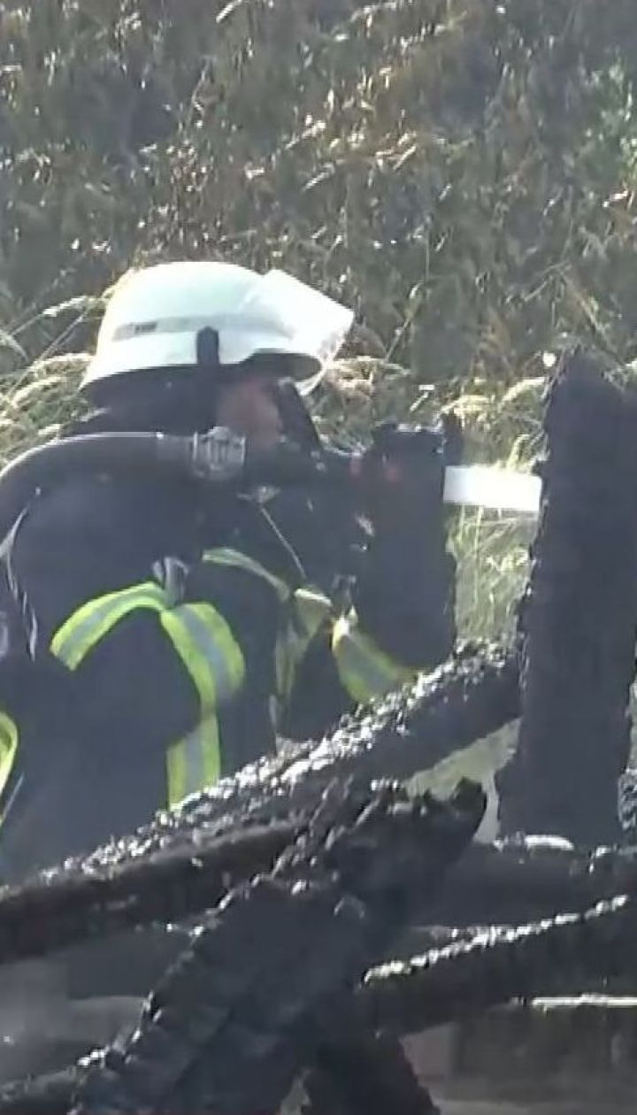 На Киевщине молния попала во 2-этажный дом и вызвала пожар