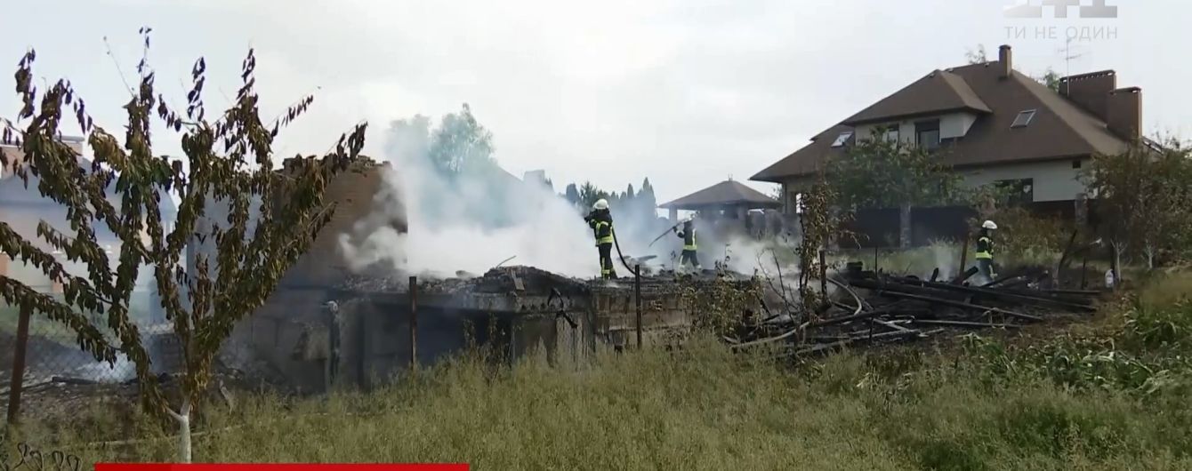 На Київщині блискавка спалила 2-поверховий приватний котедж