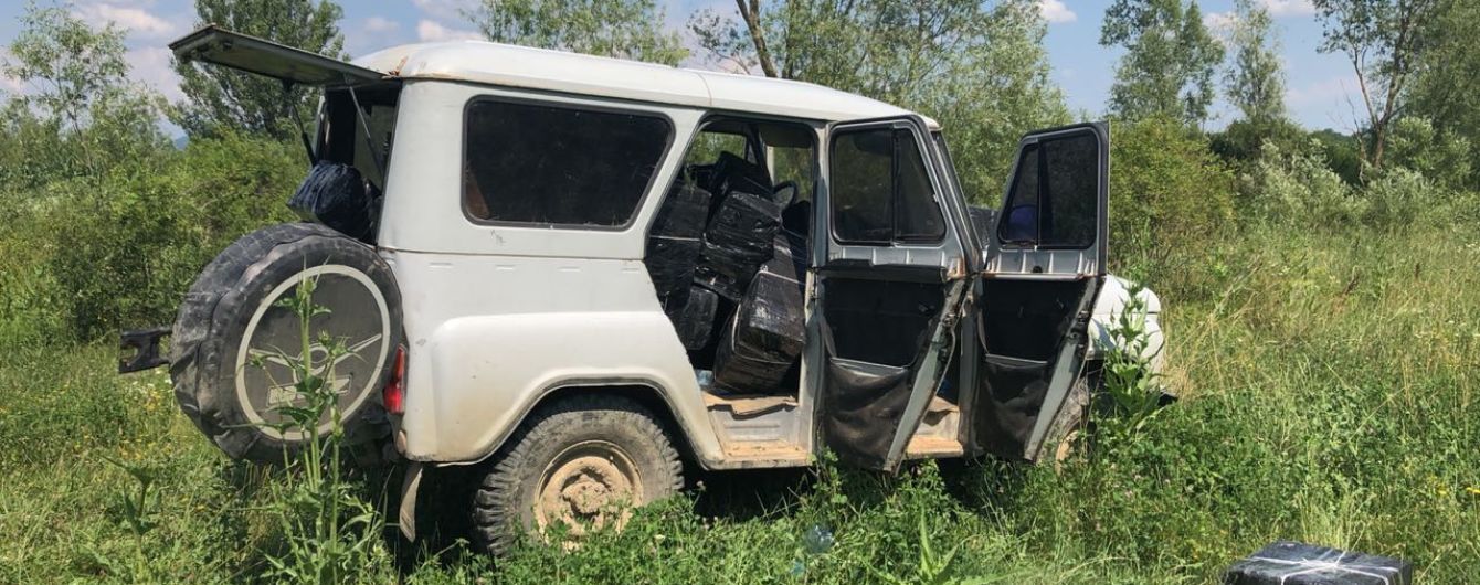 Контрабандисти покинули авто з 15 тисячами пачок сигарет, тікаючи від прикордонників