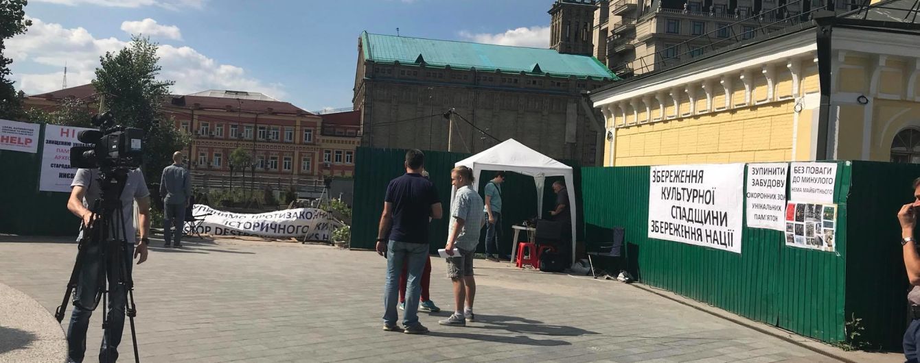 "Никаких ТРЦ". На Почтовой площади активисты взяли под контроль территорию скандальной стройки
