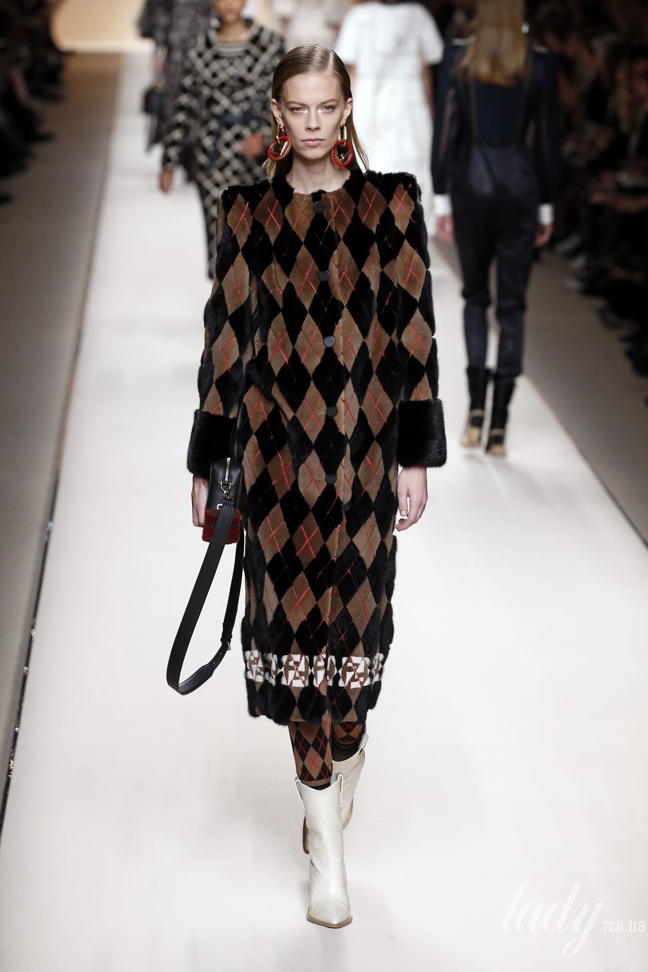 Коллекция Fendi прет-а-порте сезона осень-зима 2018-2019_42