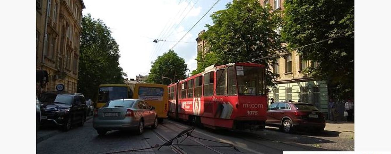 Парень получил тяжелую травму головы во львовском трамвае