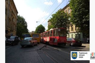 Парень получил тяжелую травму головы во львовском трамвае
