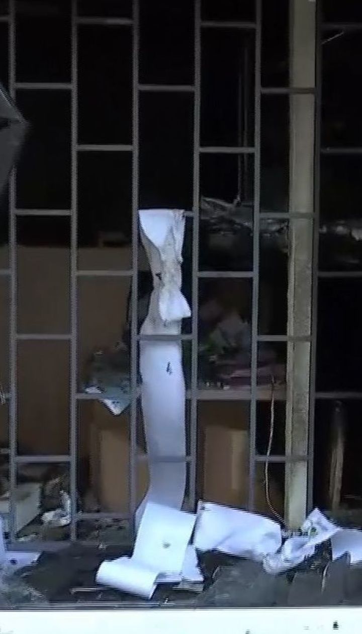 У Києві невідомі кинули вибухівку у вітрину "Ощадбанку"