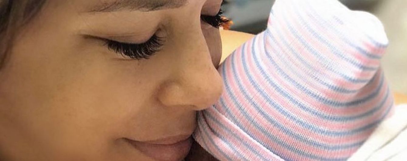 Наслаждается материнством: Ева Лонгория показала еще одно фото крошечного сына