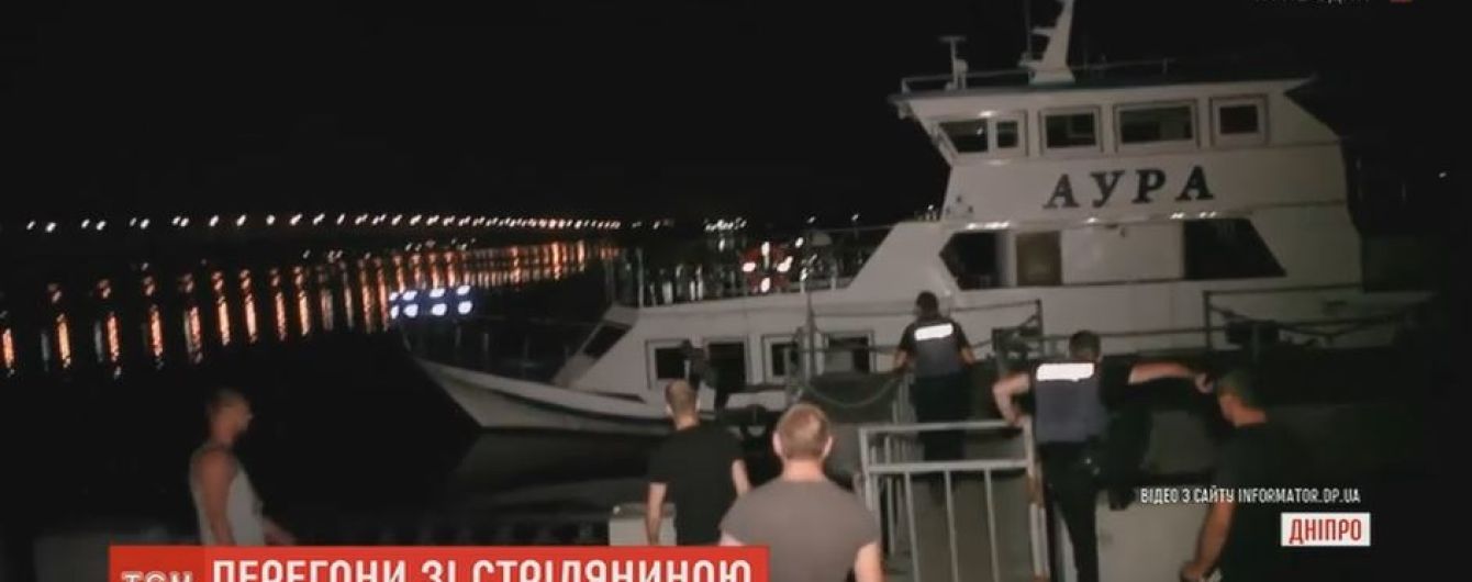 У Дніпрі копам довелося вплав переслідувати озброєного молодика