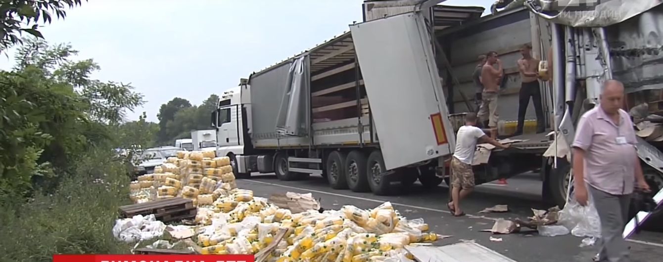Солодка ДТП: під Києвом розбилася фура з газованою водою