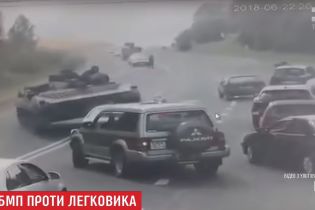 В Беларуси БМП не вписался в поворот на трассе и раздавил встречный автомобиль