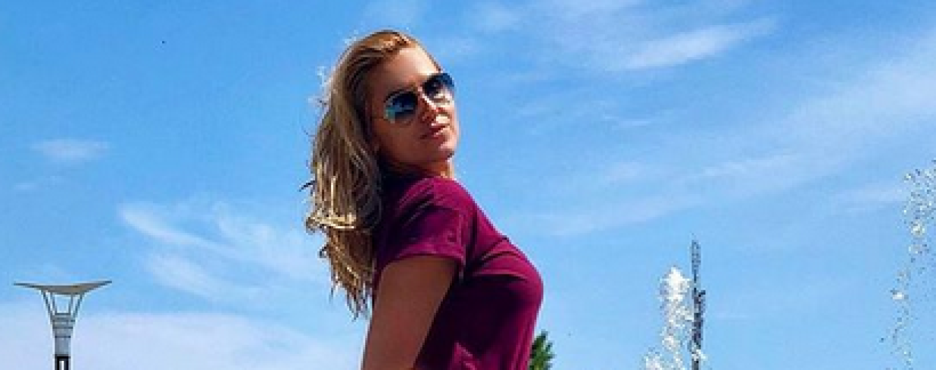 Яна Клочкова в купальнике позировала у бассейна