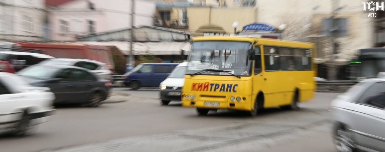 В Киеве пассажиры сняли, как водитель кирпичом "ремонтировал" маршрутку