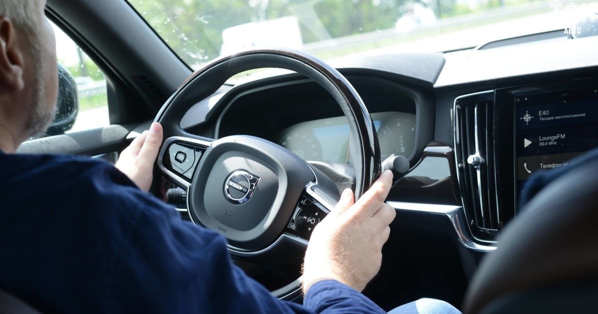 Дослідження показали, що жінки уважніше за чоловіків керують автомобілем