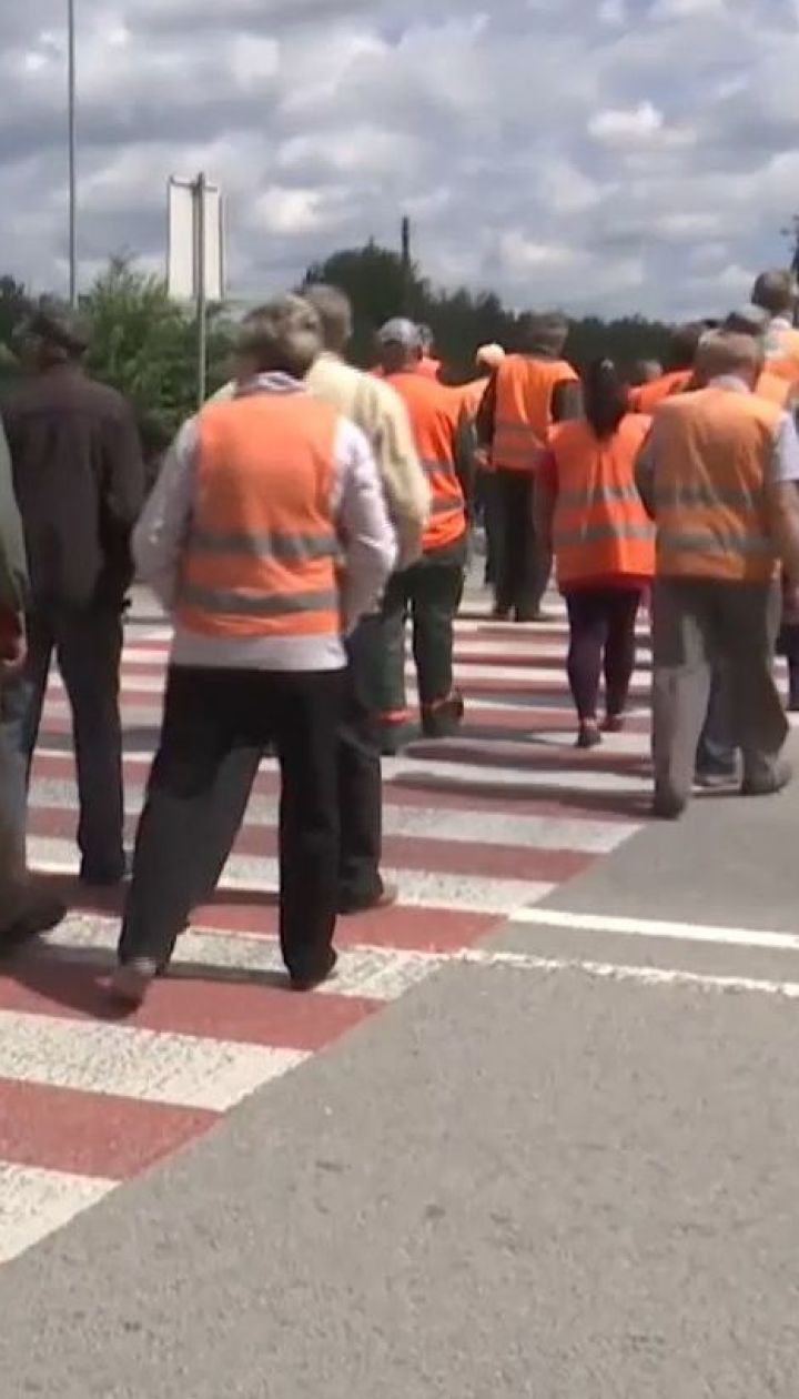 Километровая пробка на трассе Киев-Чоп: работники Житомирского облавтодора перекрыли дорогу