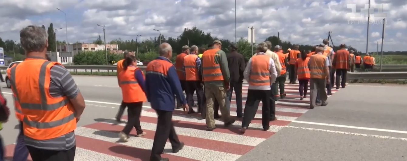 Работники Житомирского облавтодора перекрывали международную трассу из-за долгов по зарплате