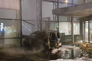 В офіс найбільшої нідерландської газети в’їхав фургон, поліція вважає наїзд умисним