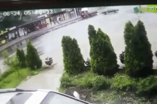 У Харкові водія викинуло з машини, яку розтрощило об стовпи