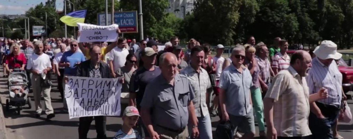 С пустыми кастрюлями и мисками: работники сумского завода протестовали из-за долга по зарплам