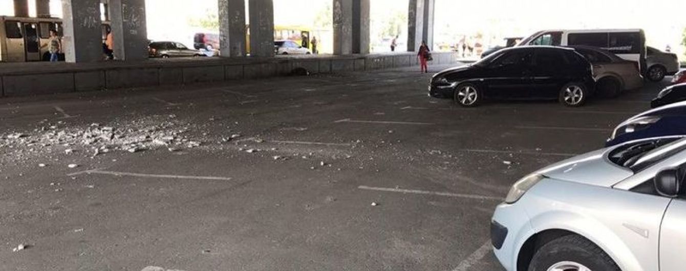 В Киеве на Осокорках осыпается мостовой путепровод