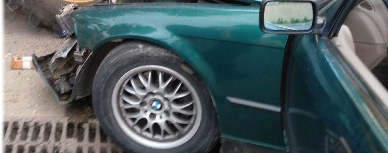 В Одессе водитель BMW въехал в припаркованный трактор, есть пострадавшие