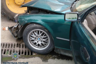 В Одессе водитель BMW въехал в припаркованный трактор, есть пострадавшие