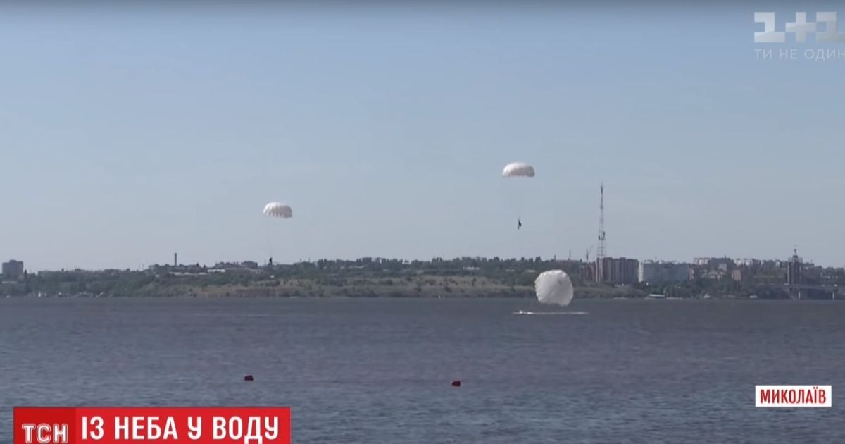 Полторы сотни украинских десантников совершили прыжки с парашютом на воду