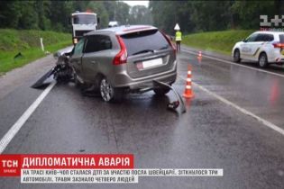 На Львівщині посол Швейцарії потрапив в ДТП за участі трьох машин