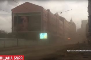 Центр Харькова пережил "песчаную бурю"