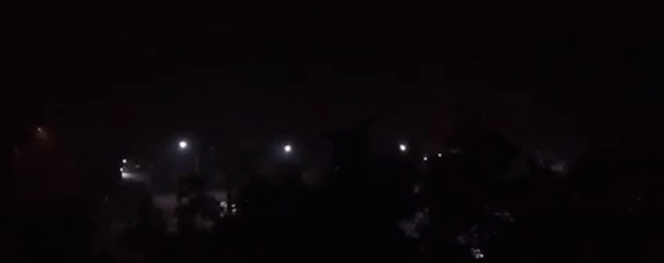 Мерцающая ночь: украинцы делятся видео мощной грозы с яркими молниями